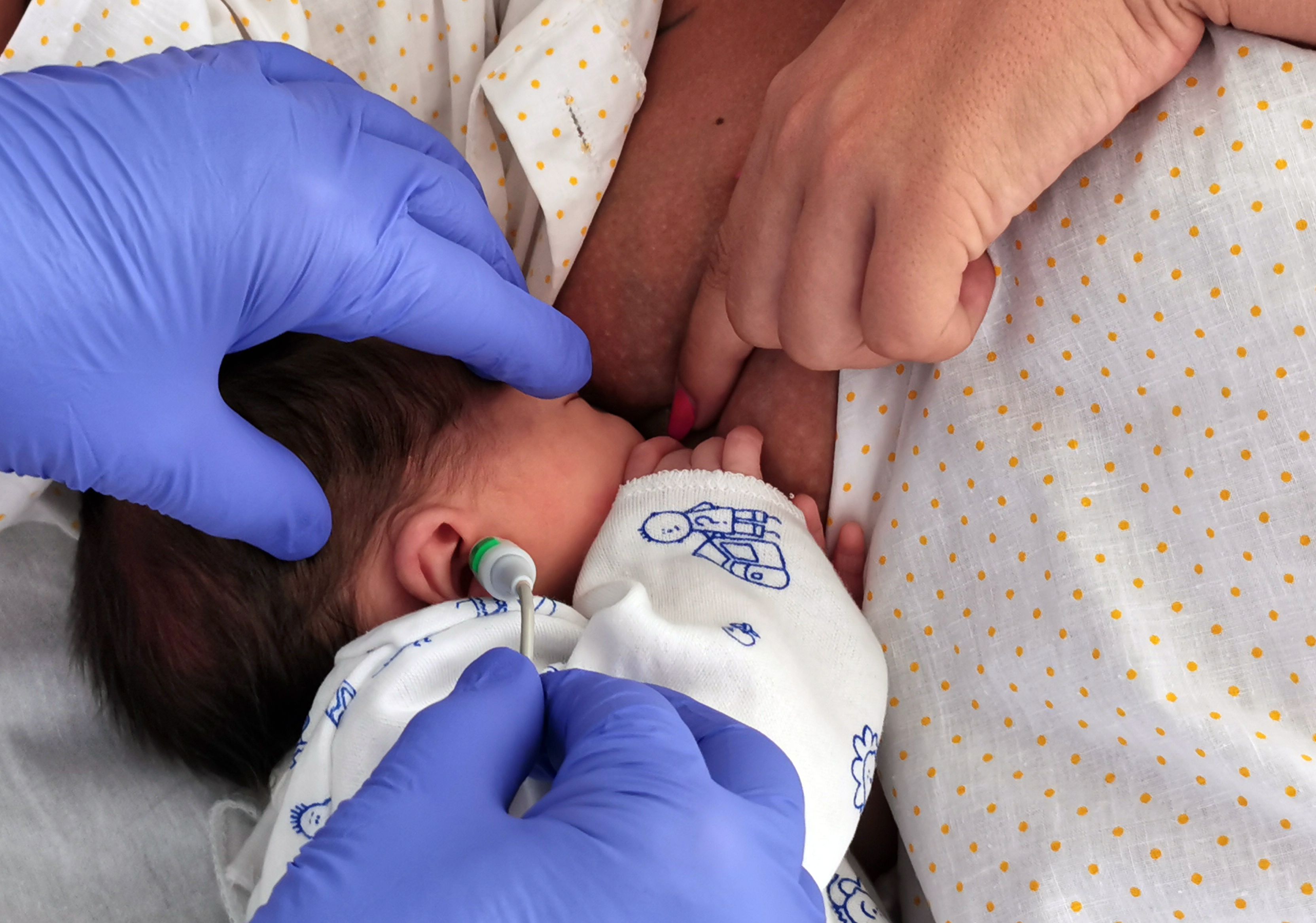 El Hospital de Valme mantiene durante la pandemia la tasa de detección de hipoacusia en recién nacidos con un 2,6 por mil casos