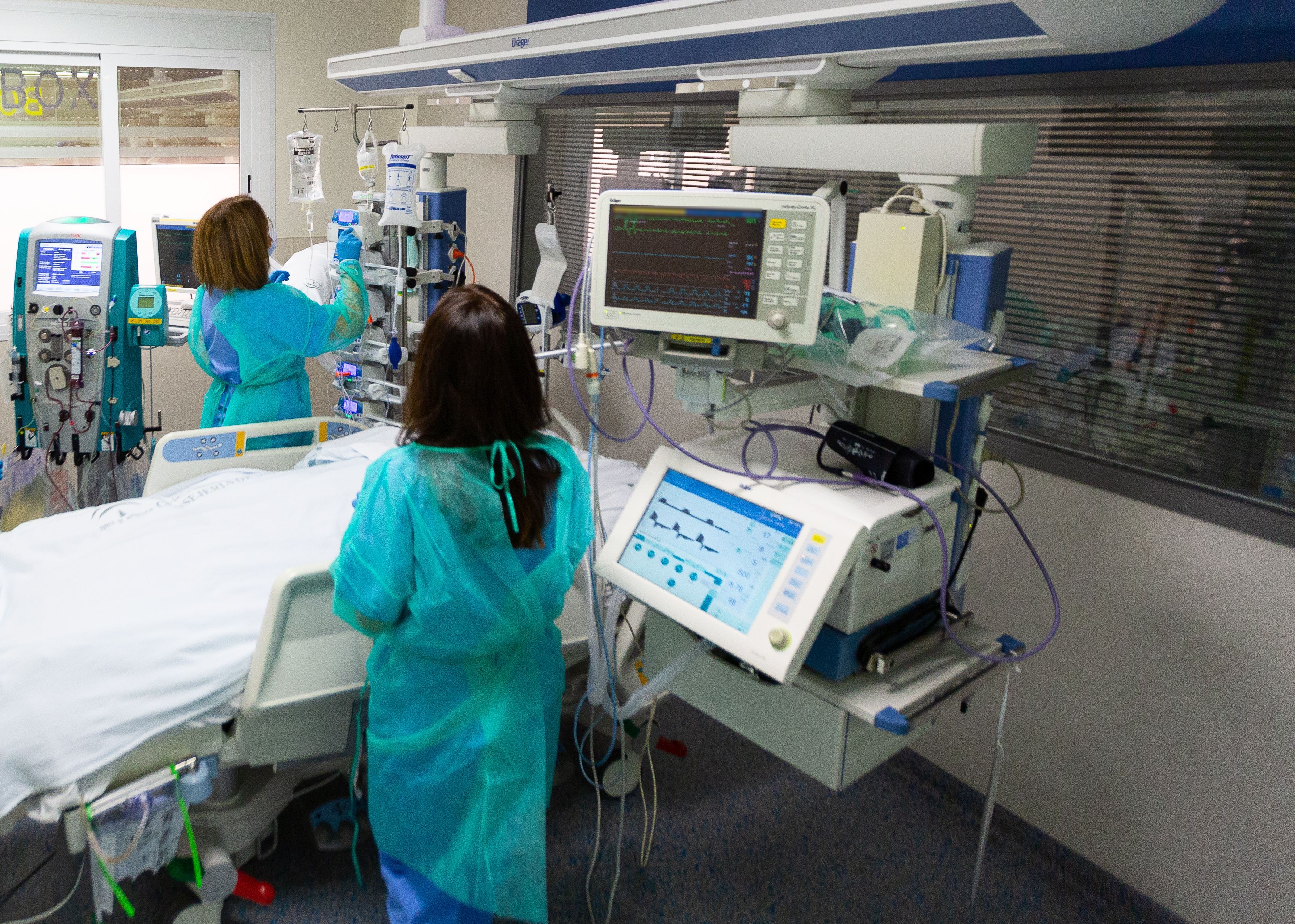 Cerca de 1.500 pacientes atendidos por la UCI del Hospital de Valme durante el primer año y medio de pandemia