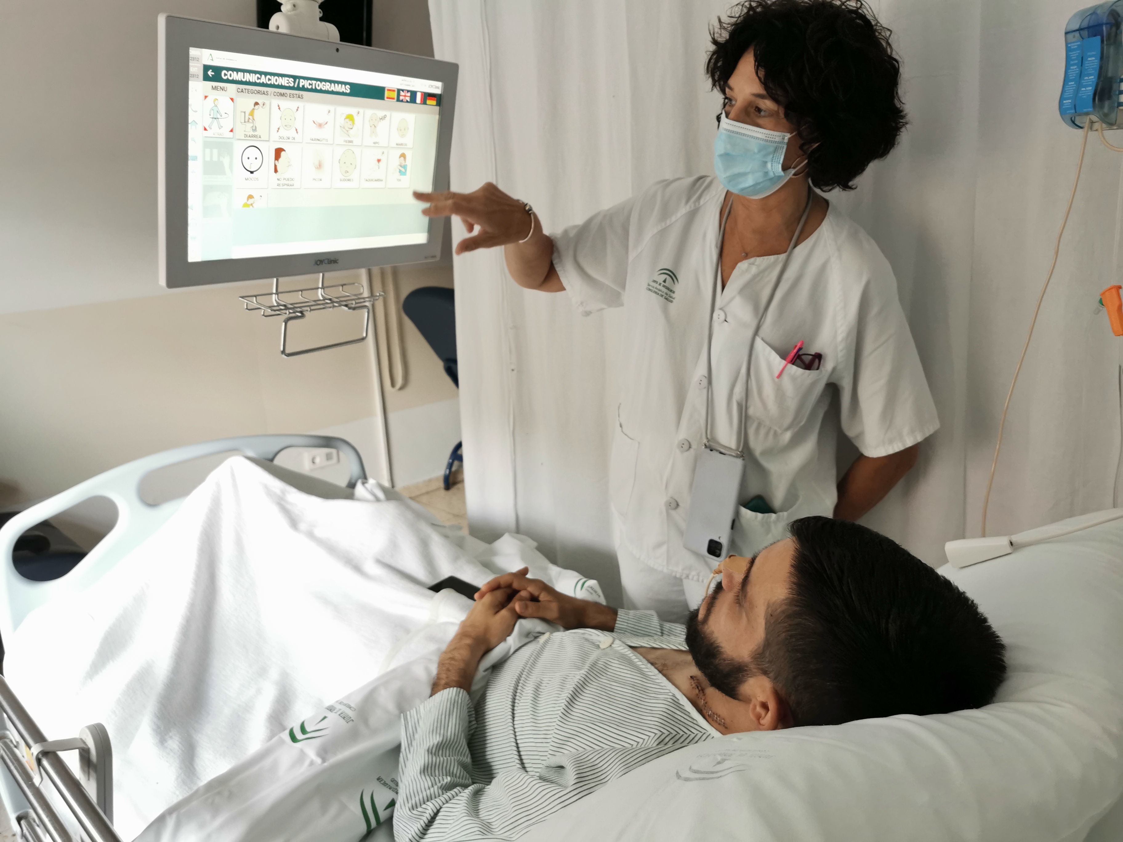 Los hospitales de Valme y El Tomillar implementan un avanzado sistema de televisión y telecomunicación en sus habitaciones