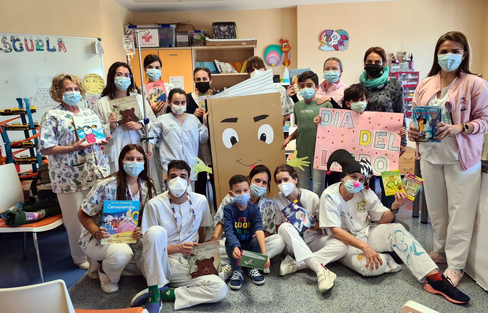 El Hospital de Valme celebra el Día Internacional del Libro compartiendo con sus niños el secreto de los cuentos