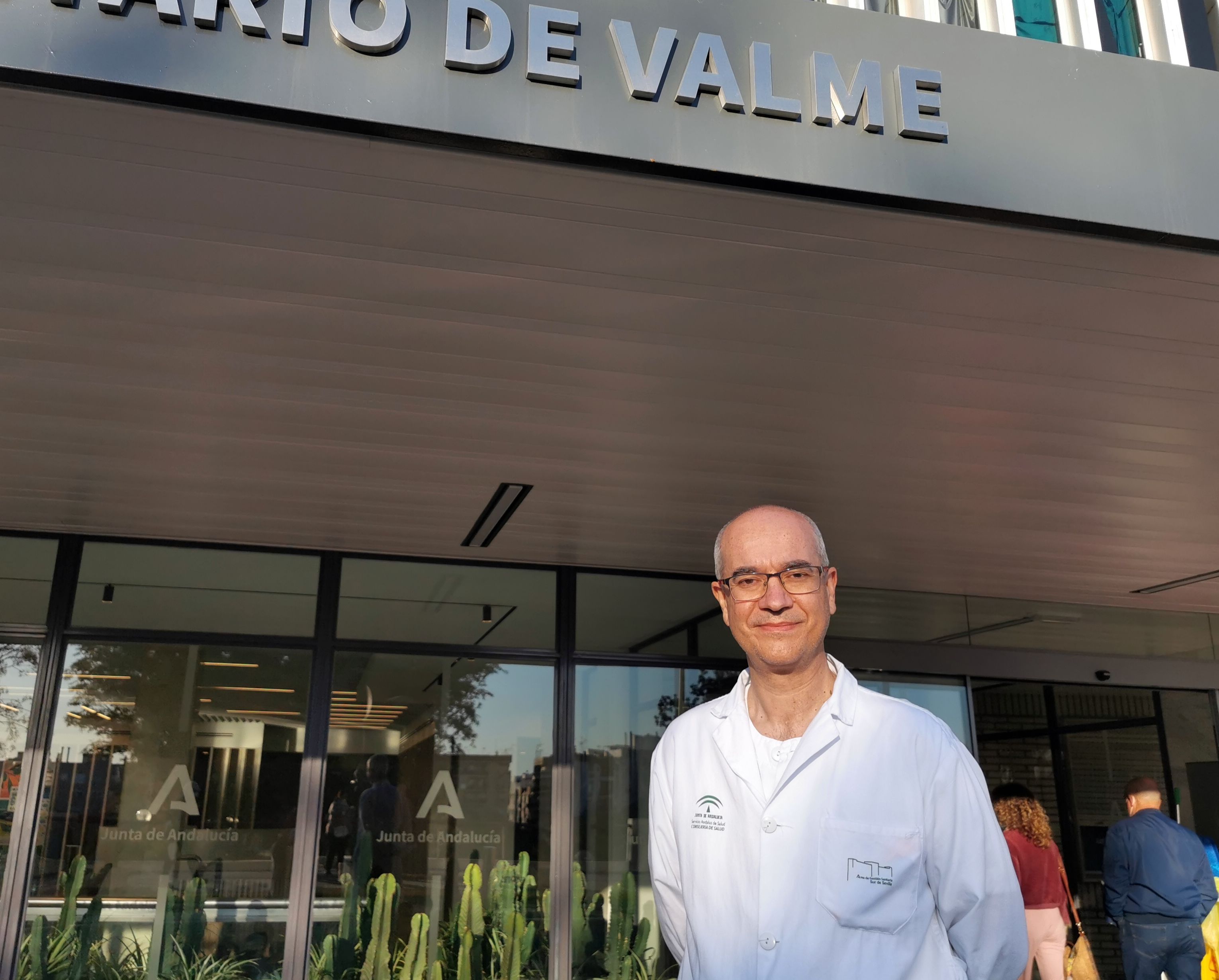 El neumólogo del Hospital de Valme, Francisco Campos, participa en el manual de referencia internacional sobre patología del sueño