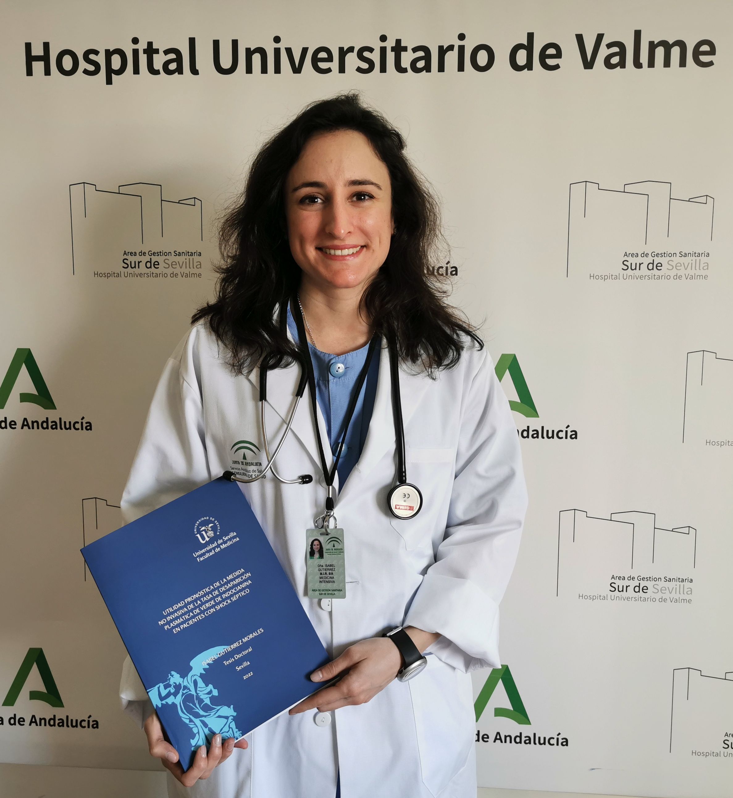 La residente de Medicina Intensiva del Hospital de Valme, Isabel Gutiérrez Morales, logra doctorarse antes de finalizar su formación MIR