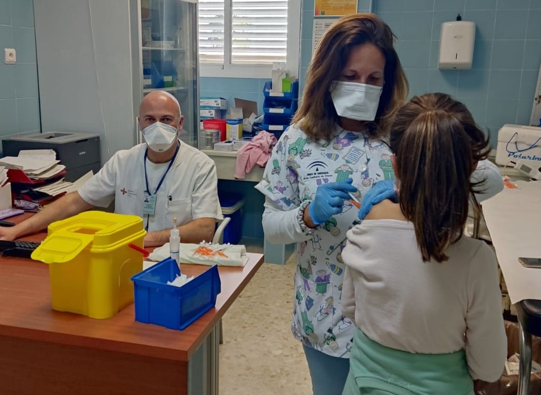 Más del 70% de la población infantil del Área Sur de Sevilla ya está inmunizada con la primera dosis frente al Covid-19