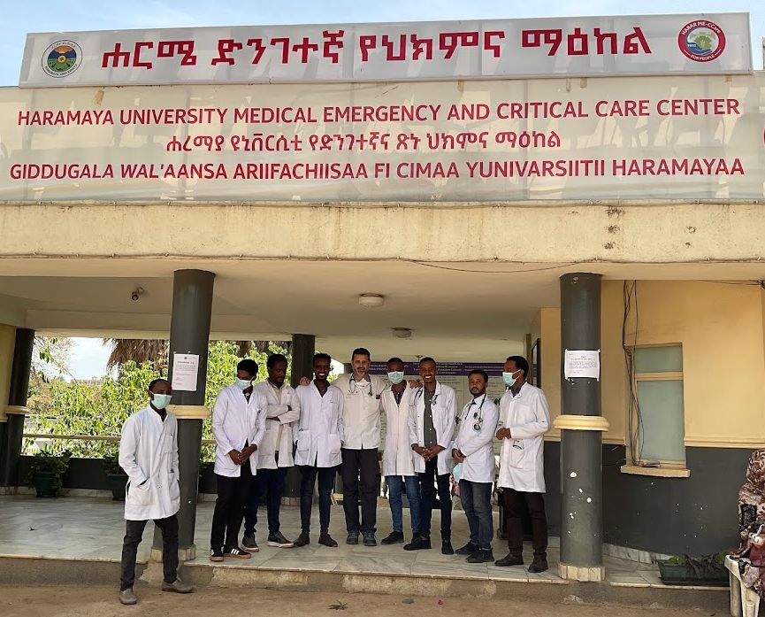 El urgenciólogo del Hospital de Valme Alberto Oviedo desarrolla en Etiopía un proyecto de cooperación internacional en atención emergente