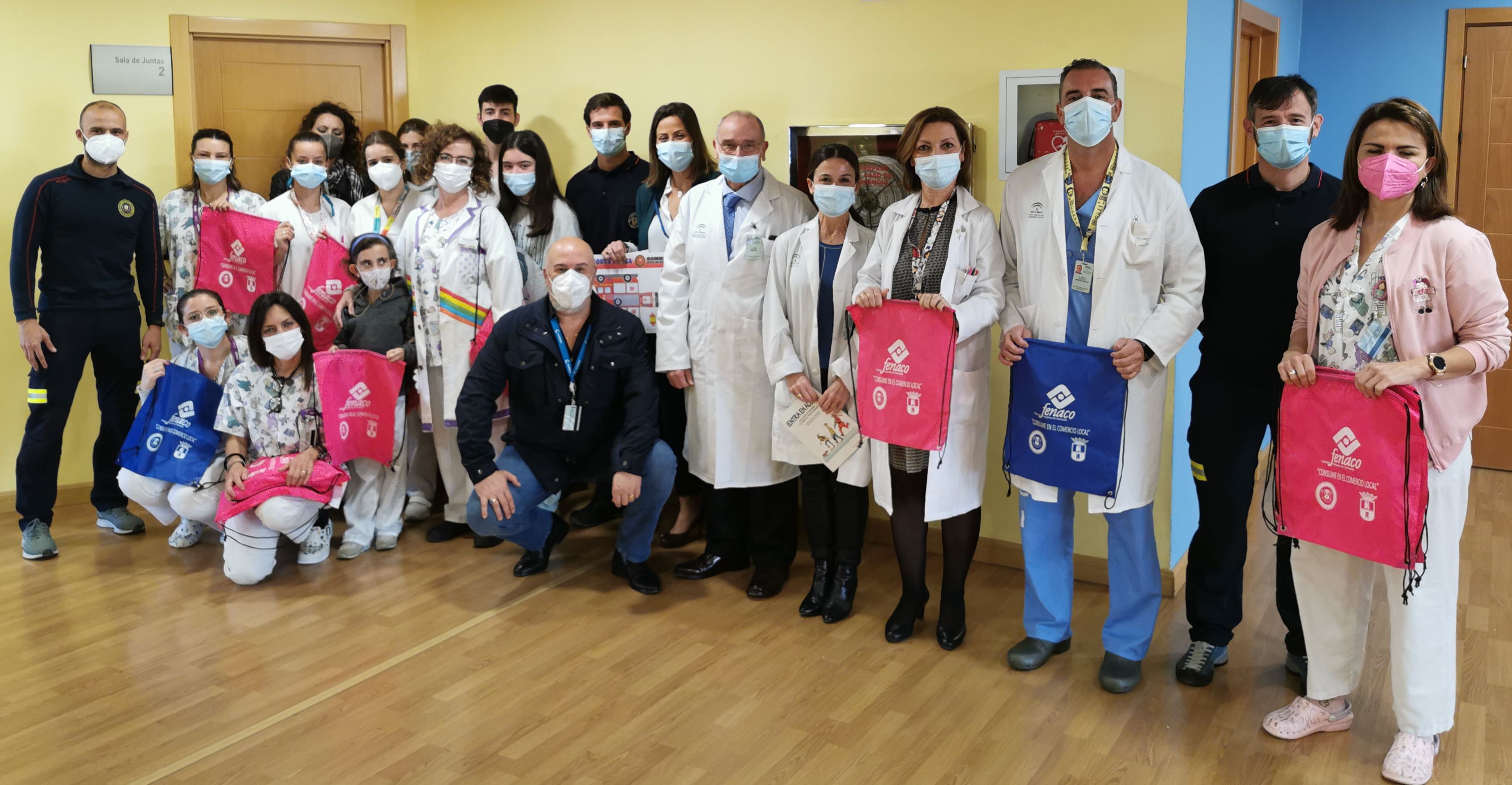 Pediatría del Hospital de Valme recibe material didáctico de los Bomberos de Dos Hermanas por la festividad de su patrón