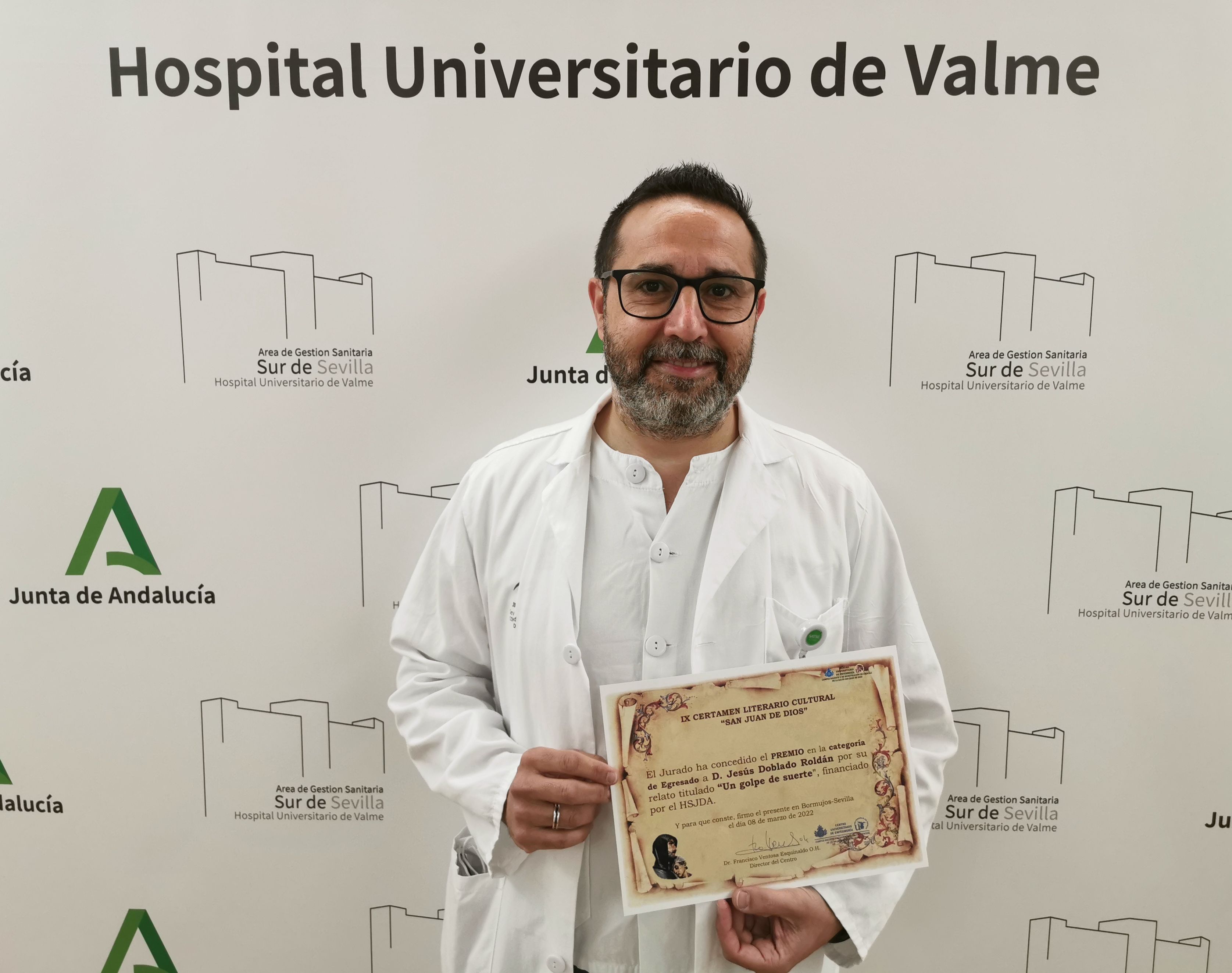 El enfermero del Hospital de Valme Jesús Doblado gana el IX Certamen Literario Cultural `San Juan de Dios´