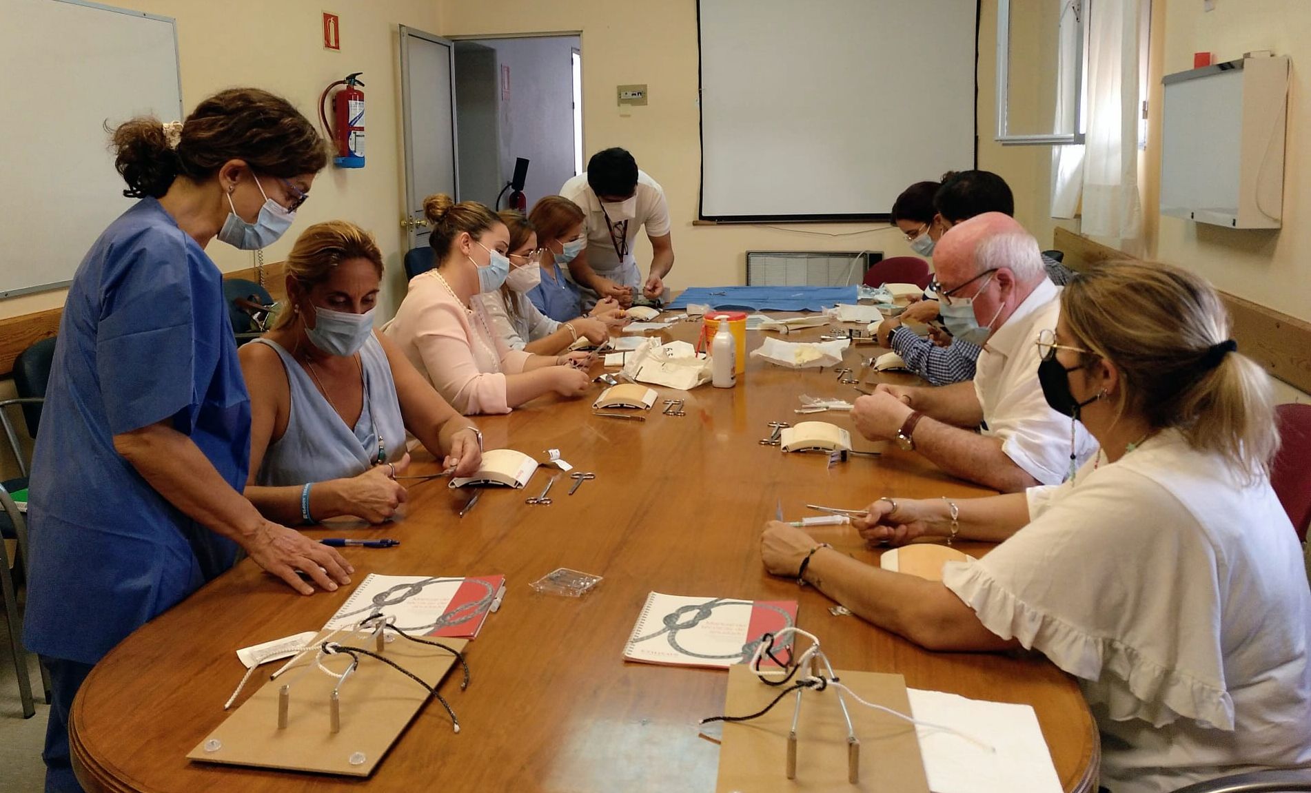 Una treintena de médicos, enfermeros y residentes de atención primaria del Área Sur de Sevilla actualizan su formación en Cirugía Menor