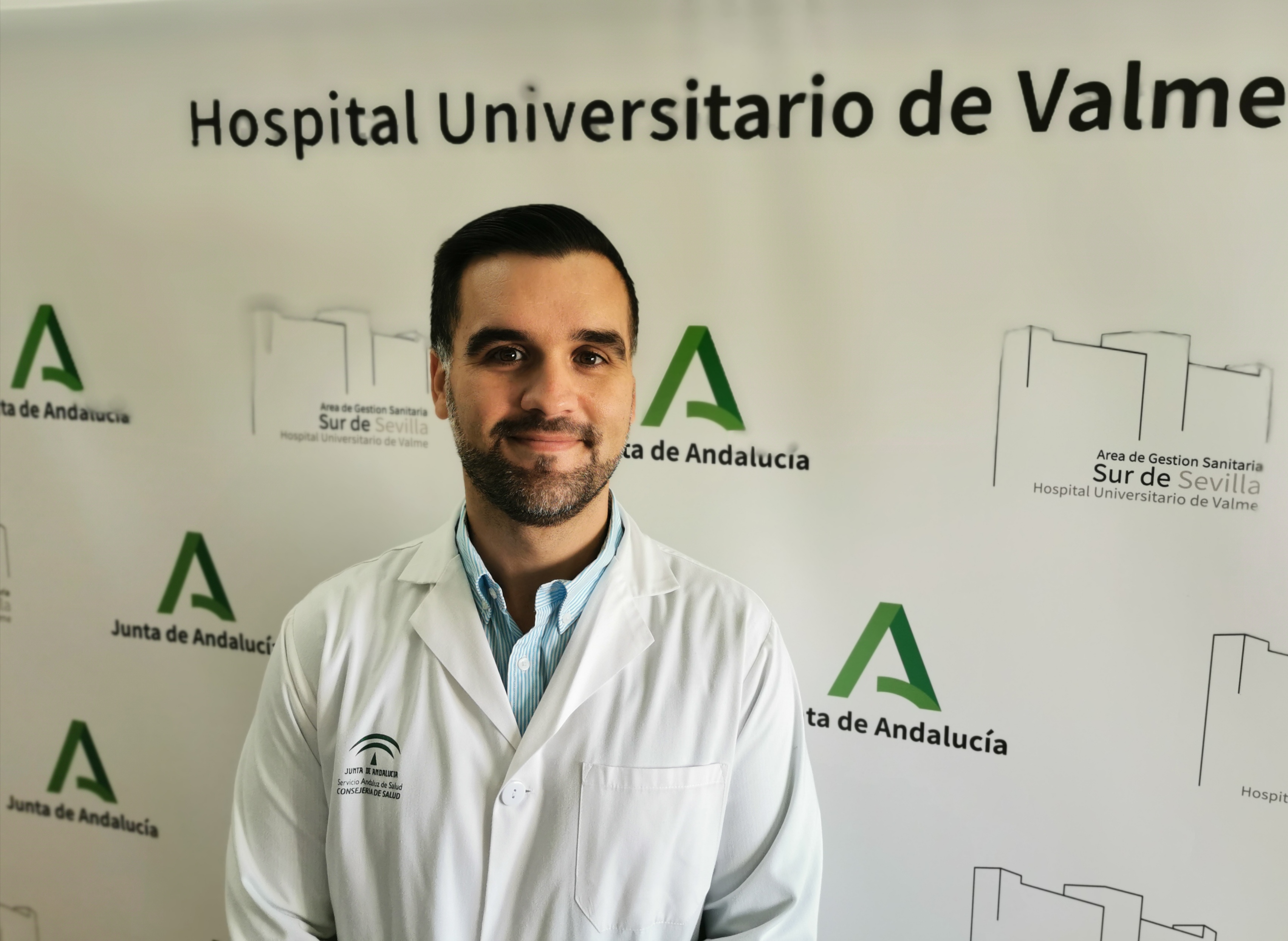 El ginecólogo del Hospital de Valme José Antonio García Mejido, galardonado por el Colegio de Médicos de Sevilla