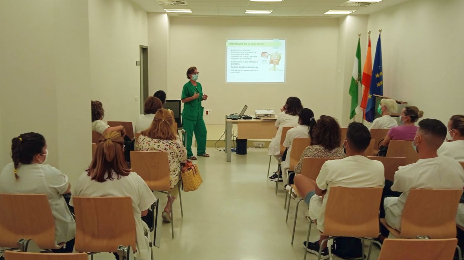 Fisioterapeutas del Área de Gestión Sanitaria Sur de Sevilla forman a auxiliares de Ayuda a Domicilio de Lebrija en higiene postural de cuidados