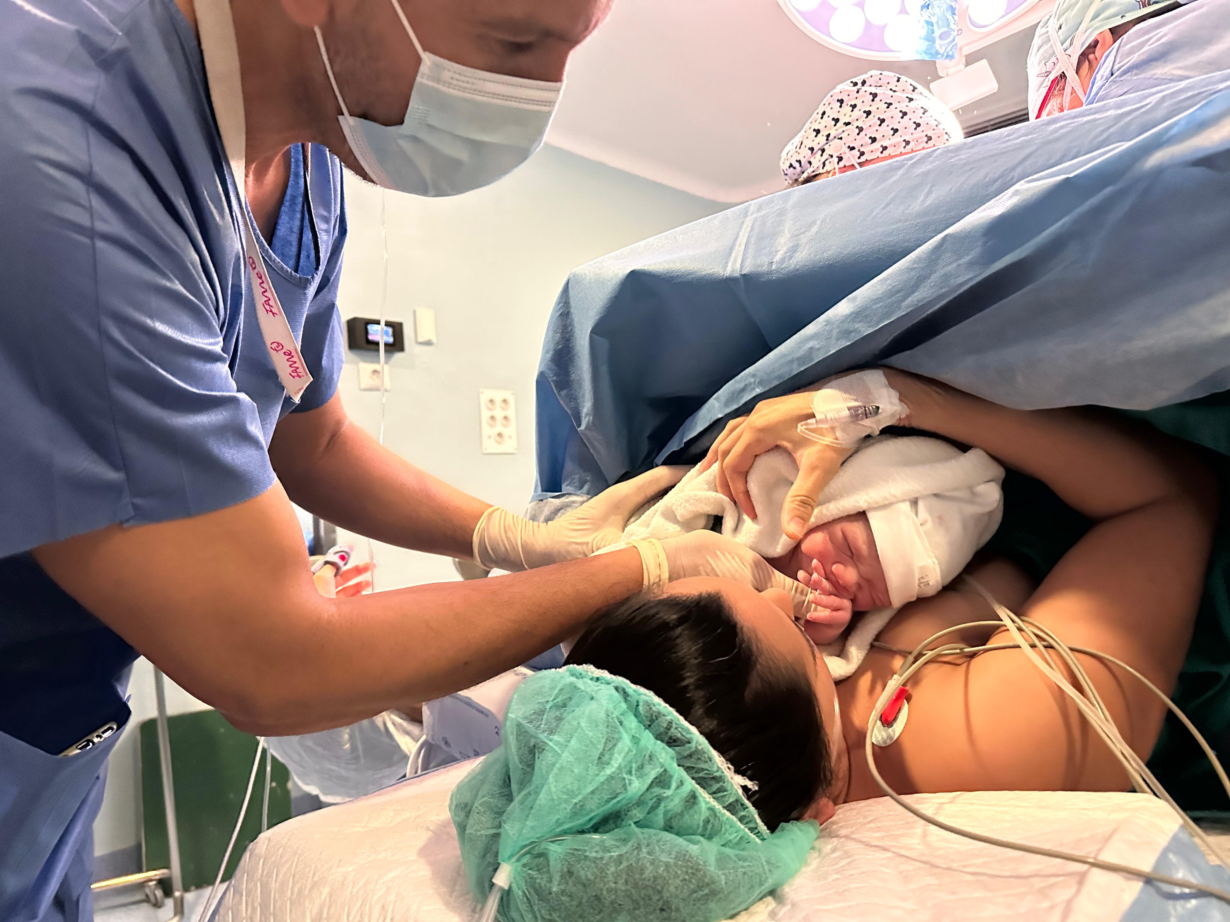El Hospital de Valme atiende cerca de 300 partos con cesárea sin romper el vínculo materno con el recién nacido durante el postparto inmediato